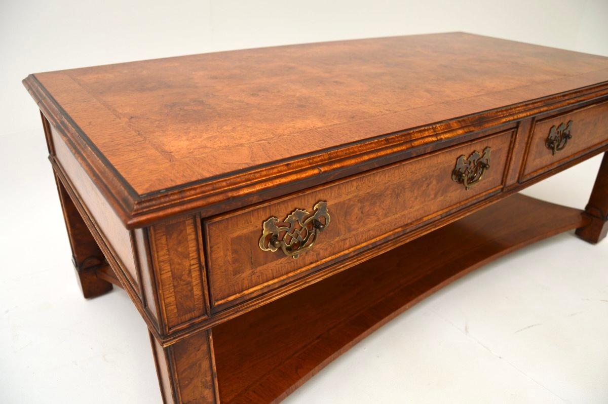 Mesa baja antigua de nogal con incrustaciones de estilo georgiano en venta 2