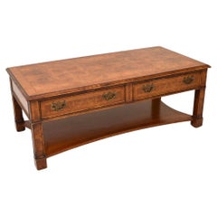 Mesa baja antigua de nogal con incrustaciones de estilo georgiano