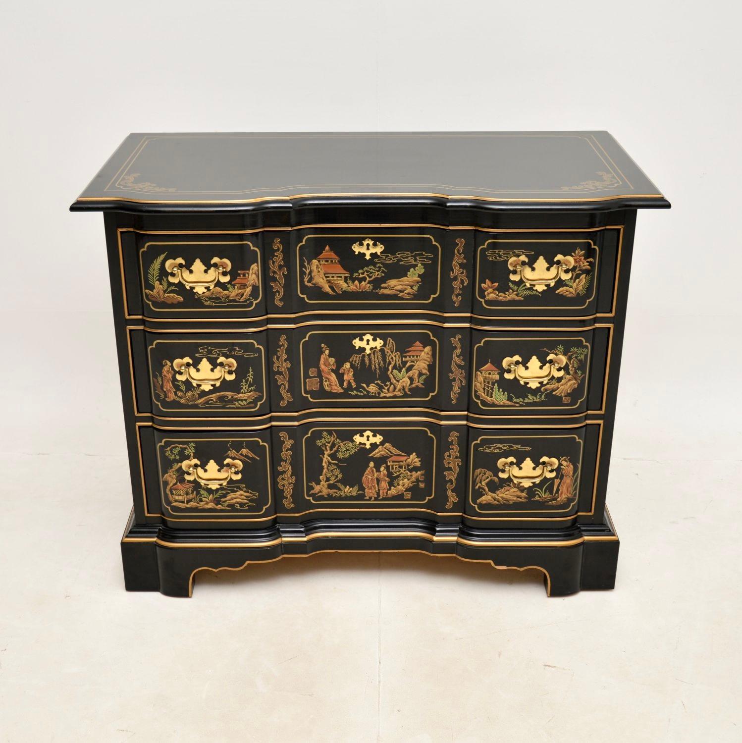 A stunning antique Georgian style lacquered chinoiserie chest of drawers. This was made in the USA by Drexel, it dates from around the 1970’s.

This is of superb quality, we obtained it privately from an amazing private residence in Knightsbridge.