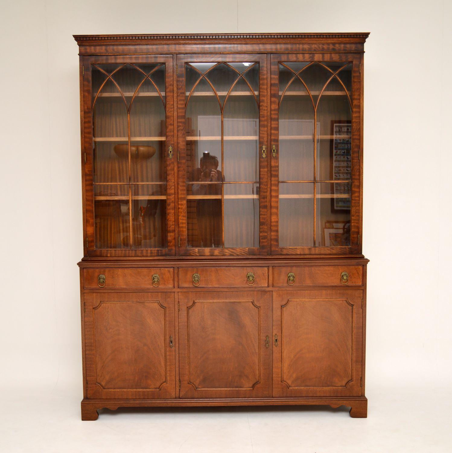 A handsome and top quality large mahogany bookcase in the antique Georgian style. This dates from circa 1950s.

It is beautifully made, with gorgeous mahogany veneers. There is a sweeping astral glaze design on the glass door fronts, the moulded