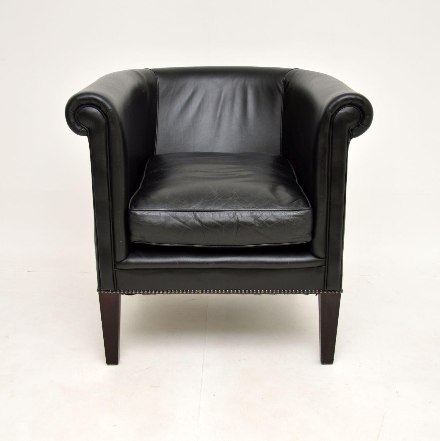 Un fauteuil en cuir antique de style géorgien, élégant et extrêmement bien fait, par Laura Ashley. Elle date de la fin du 20e siècle.

Il est magnifiquement conçu, très confortable et d'une superbe qualité.

L'état est excellent pour son âge, le
