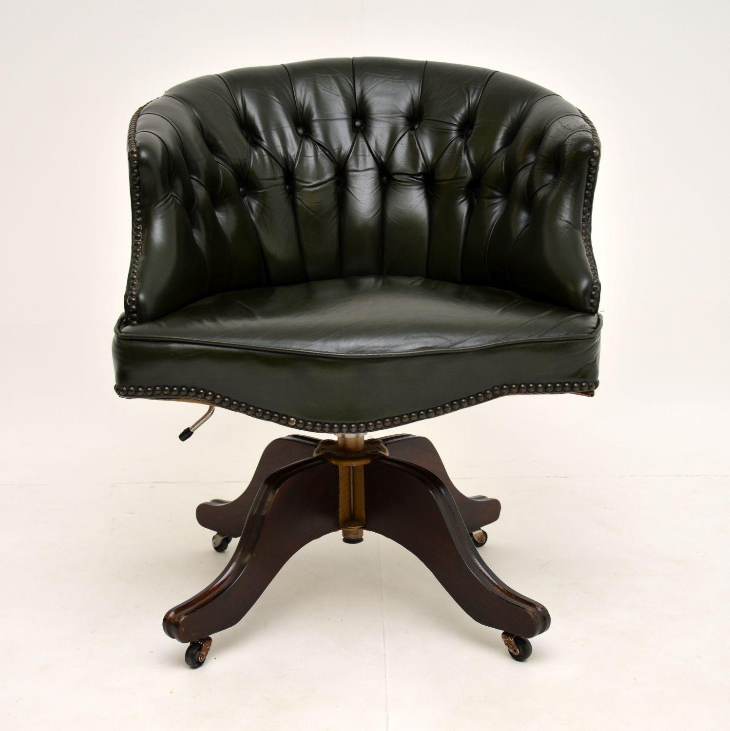 A beautiful vintage deep buttoned leather swivel desk chair in the antique Georgian style. This dates from circa 1950s period, it is of great quality and has a slightly unusual design.

This is extremely comfortable, it swivels, tilts and has an