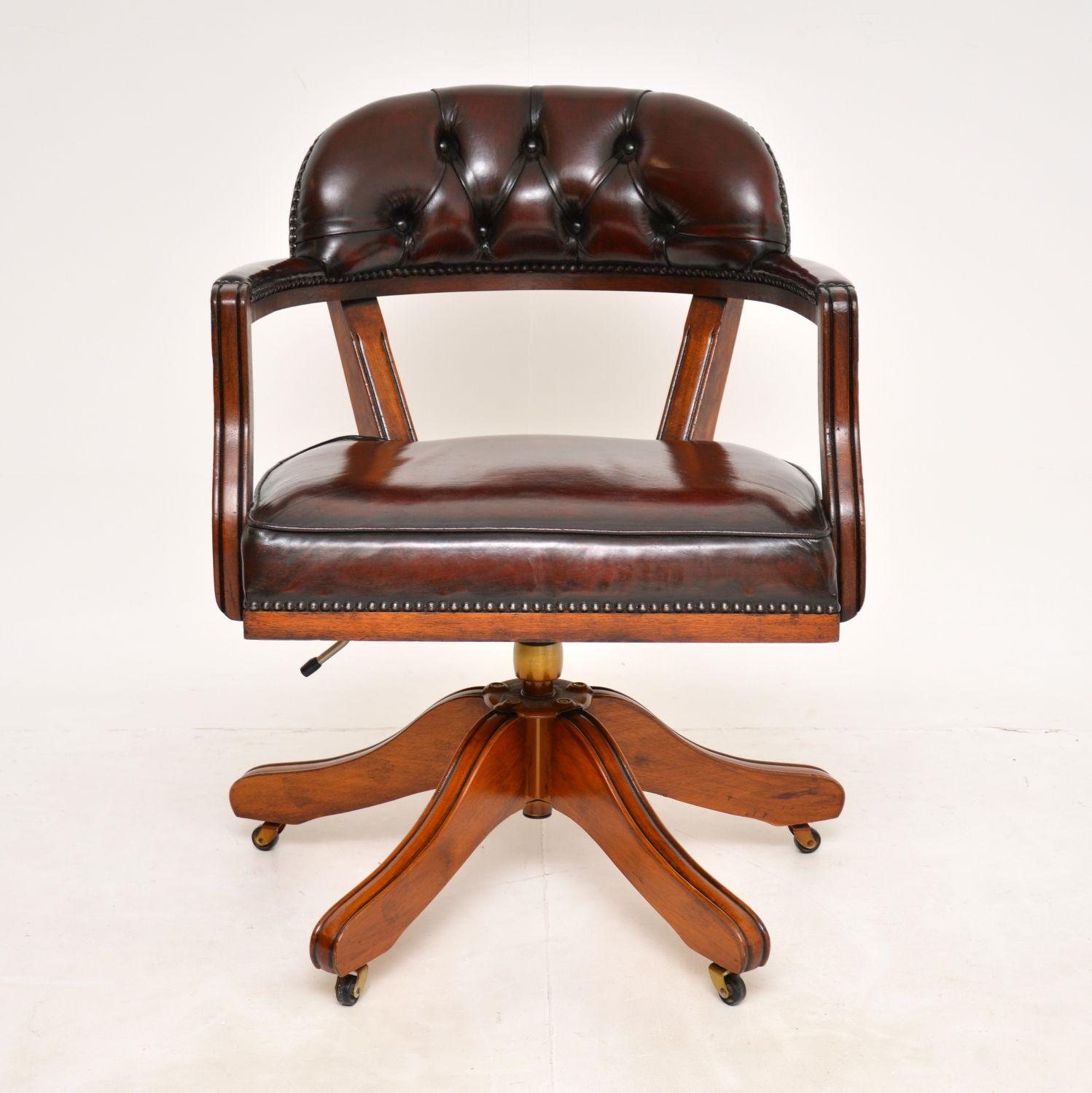 A gorgeous leather and solid wood swivel desk chair in the antique Georgian style. This was made in England, it dates from around the 1950’s period.
The quality is excellent, this is very comfortable and supportive. It has gorgeous burgundy leather