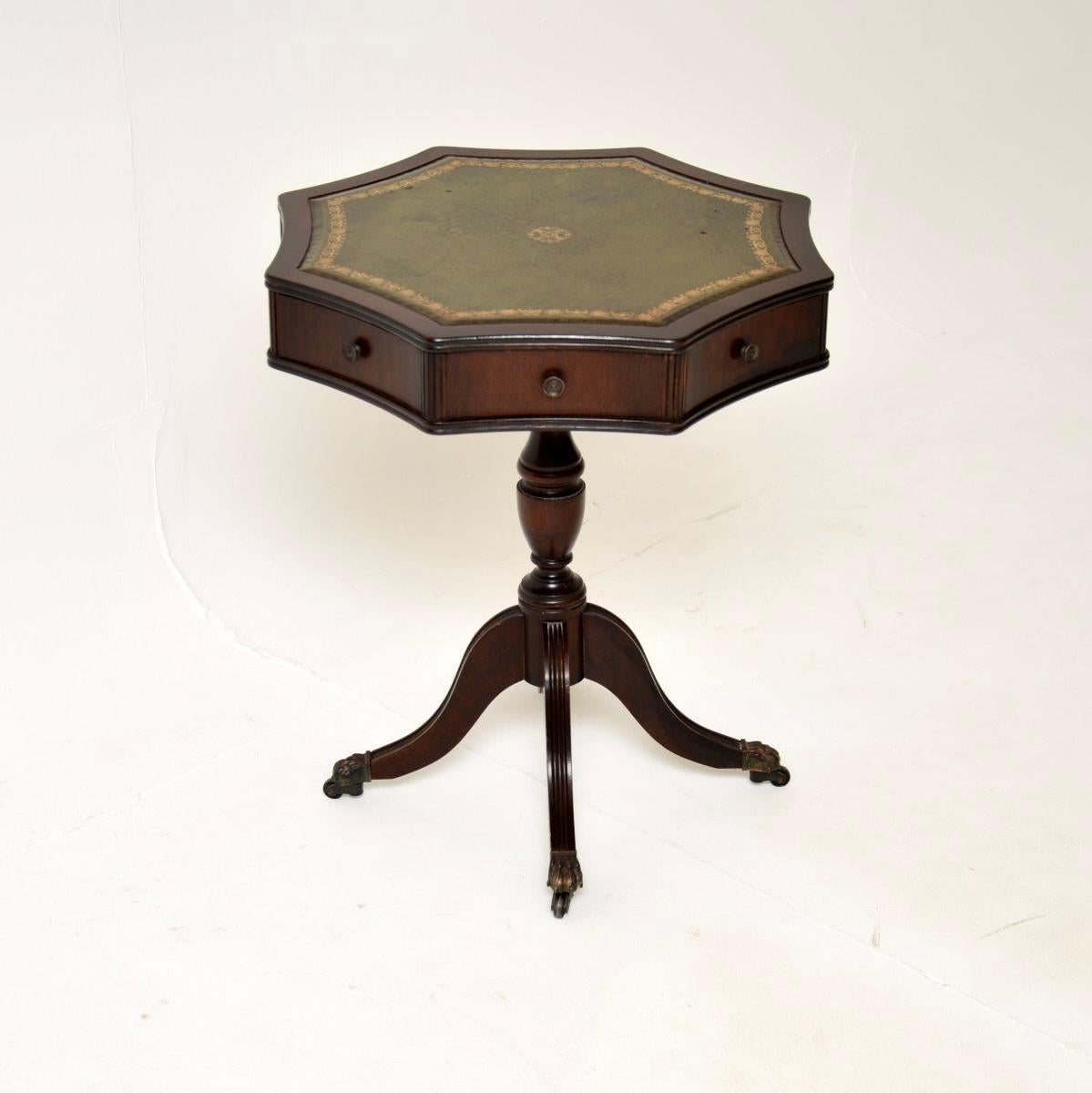 Preciosa mesa de tambor antigua con tapa de cuero, de estilo Regencia. Fabricado en Inglaterra, data aproximadamente de los años cincuenta.

Tiene un tamaño muy útil para utilizarla como mesa auxiliar o de centro, es de muy buena calidad. La parte