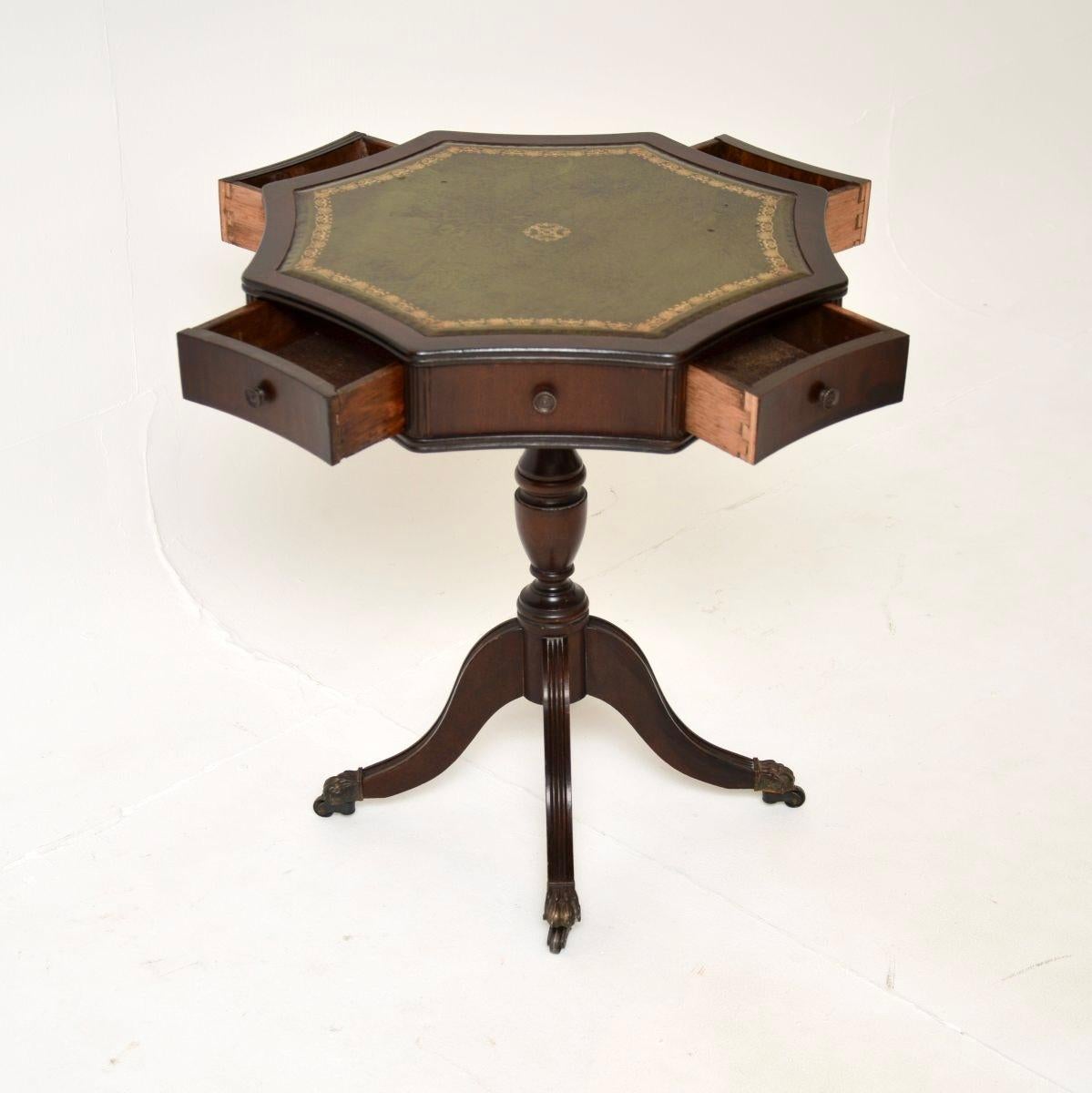 Mesa de tambor antigua con tapa de cuero estilo Regencia Británico en venta