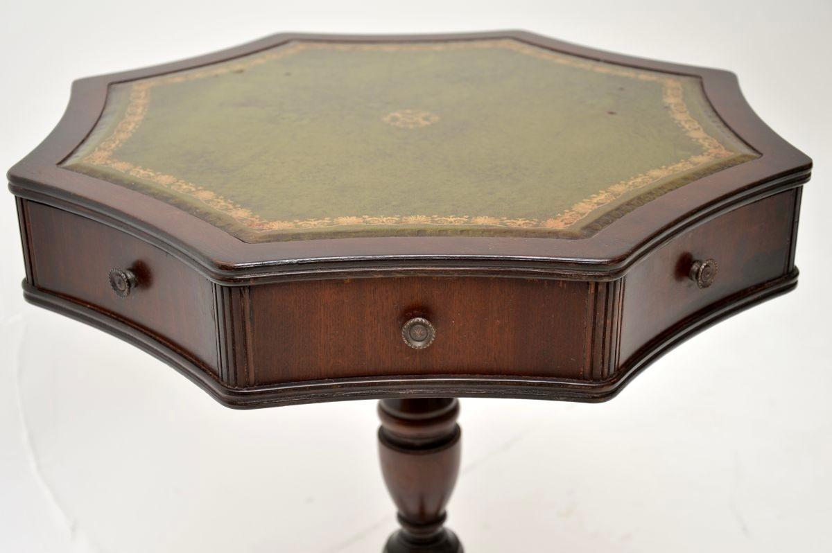 Mesa de tambor antigua con tapa de cuero estilo Regencia mediados del siglo XX en venta