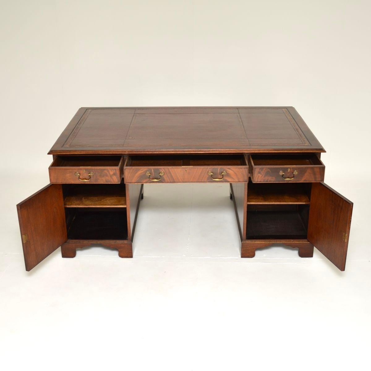 Antique Georgian Style Leather Top Partners Desk In Good Condition For Sale In London, GB