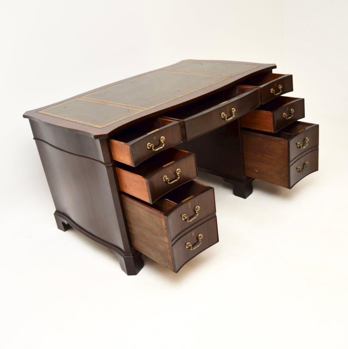 A smart and very well made antique leather top pedestal desk. This was made in England, it dates from around the 1900-1910 period.

It is of superb quality and has a lovely design, with serpentine shaped edges on all sides. It stands on bracket feet