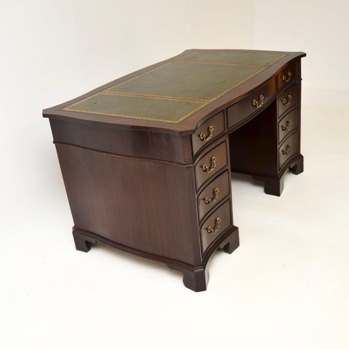 Antique Georgian Style Leather Top Pedestal Desk In Good Condition In London, GB