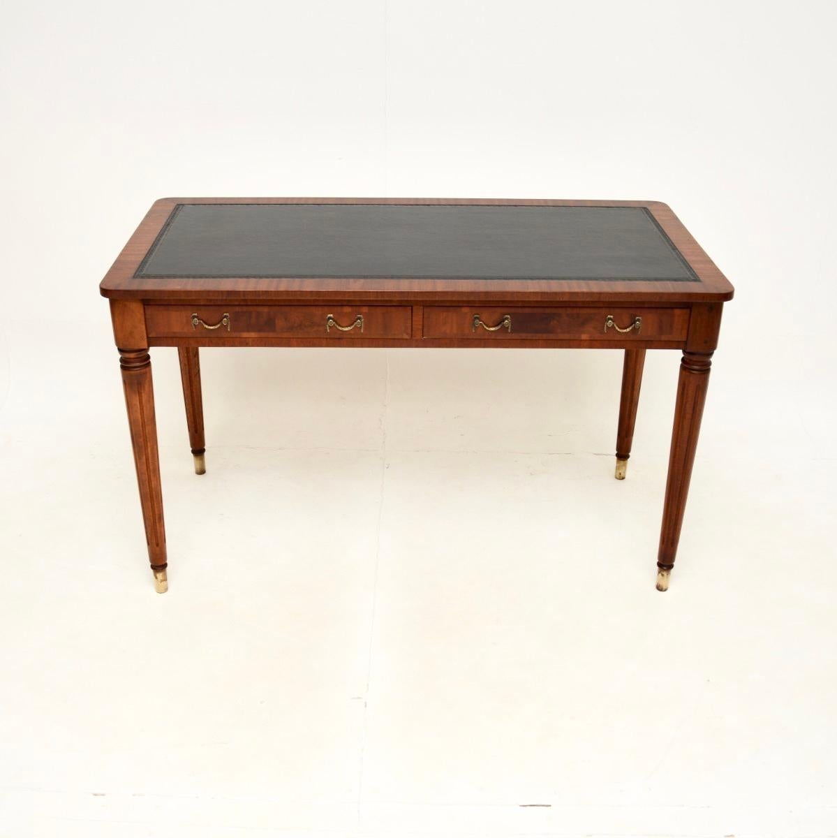 Une table à écrire / bureau en cuir de style géorgien ancien, élégante et joliment conçue. Fabriqué en Angleterre, il date du milieu ou de la fin du XXe siècle.

Il est de très bonne qualité et d'une taille très utile. Les façades des tiroirs sont