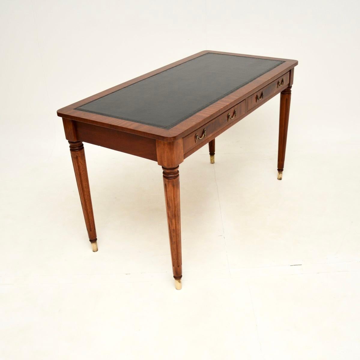 Georgien Table/bureau de style géorgien ancien avec plateau en cuir en vente