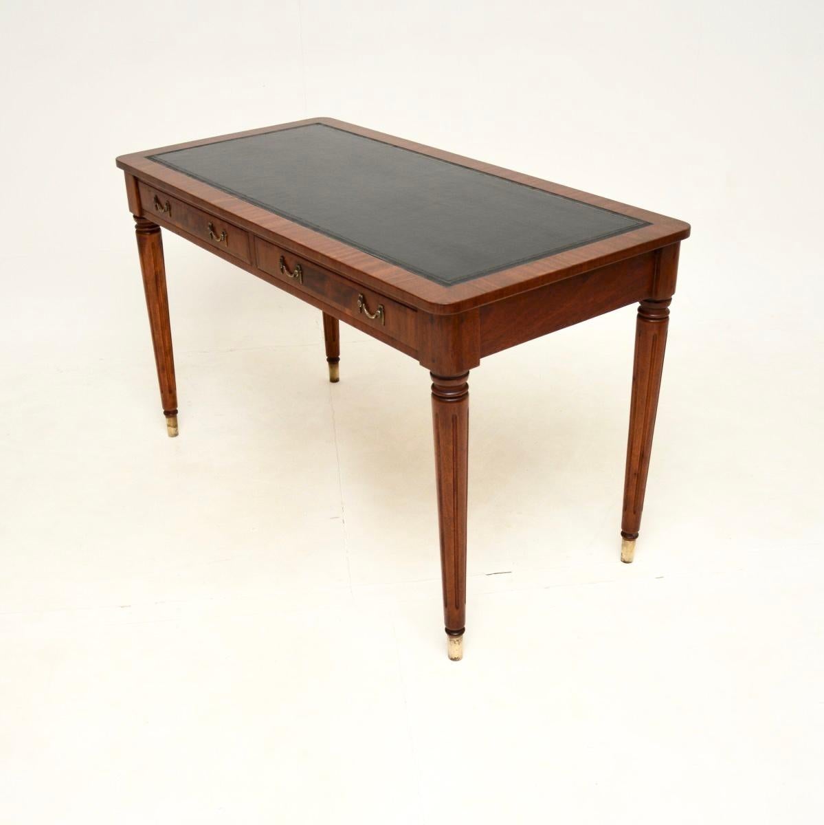 Britannique Table/bureau de style géorgien ancien avec plateau en cuir en vente
