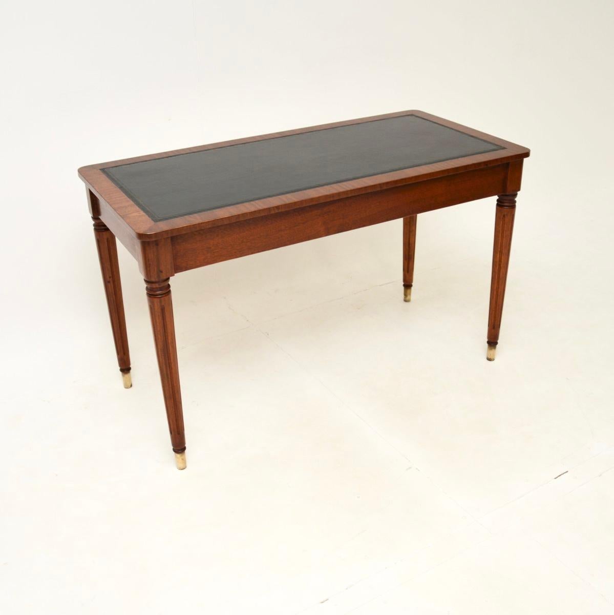 Table/bureau de style géorgien ancien avec plateau en cuir Bon état - En vente à London, GB