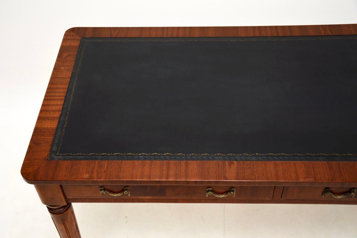 Milieu du XXe siècle Table/bureau de style géorgien ancien avec plateau en cuir en vente