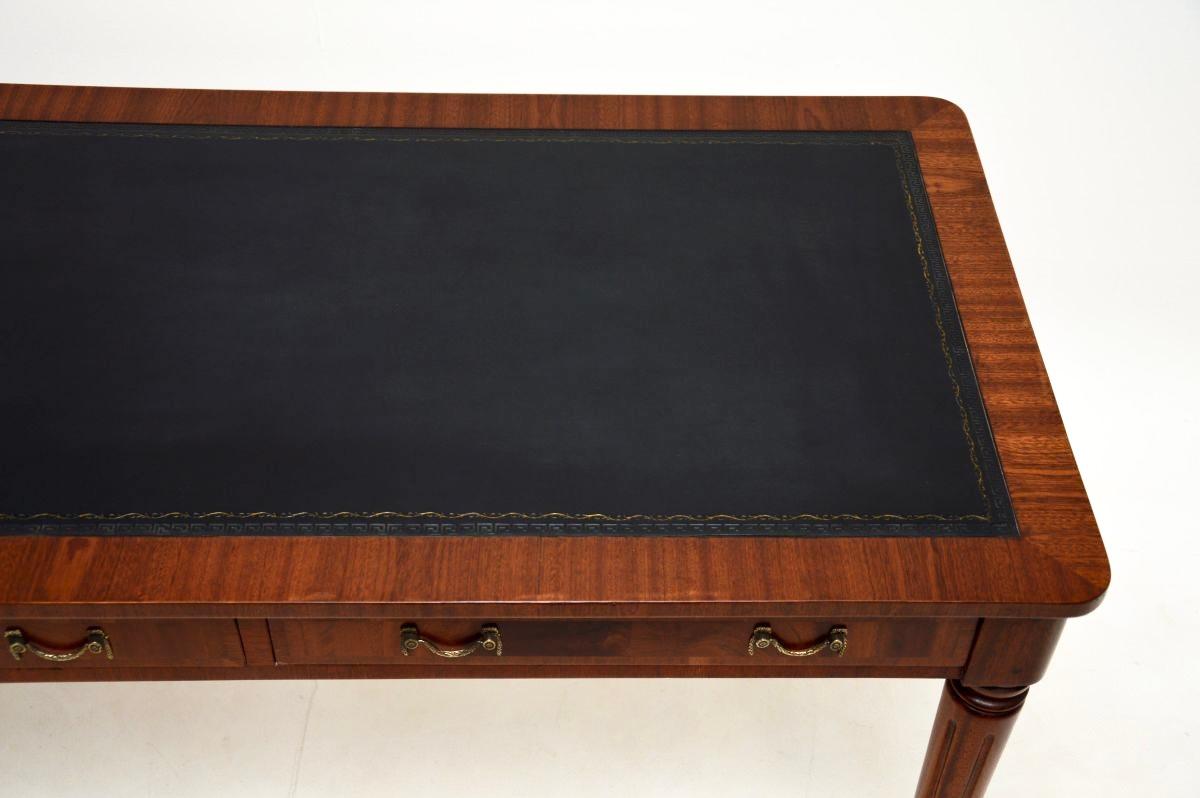 Cuir Table/bureau de style géorgien ancien avec plateau en cuir en vente