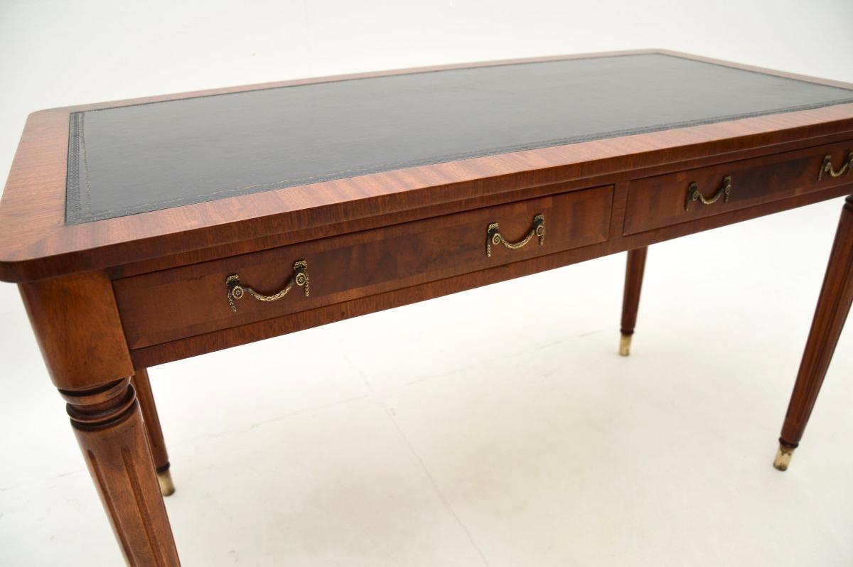 Table/bureau de style géorgien ancien avec plateau en cuir en vente 1