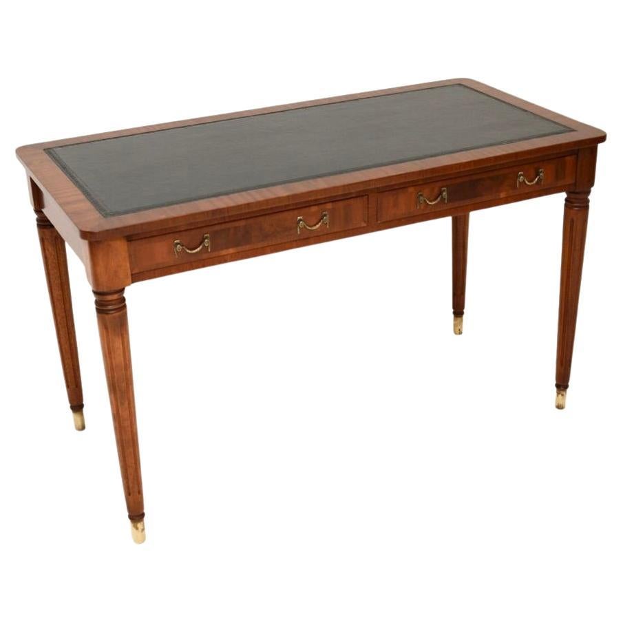 Mesa escritorio antigua de estilo georgiano con tapa de cuero