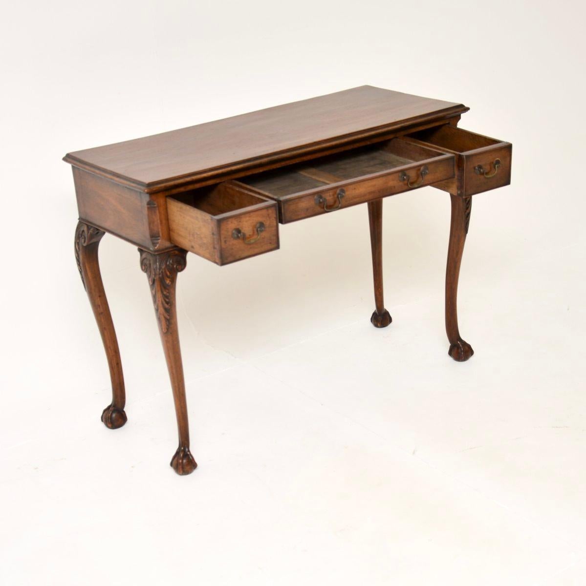 Una hermosa consola baja antigua muy bien hecha. Fabricado en Inglaterra, data aproximadamente del periodo 1890-1910.

Es de una calidad excepcional y tiene un diseño muy útil. La encimera es bastante esbelta de delante a atrás, con tres cajones