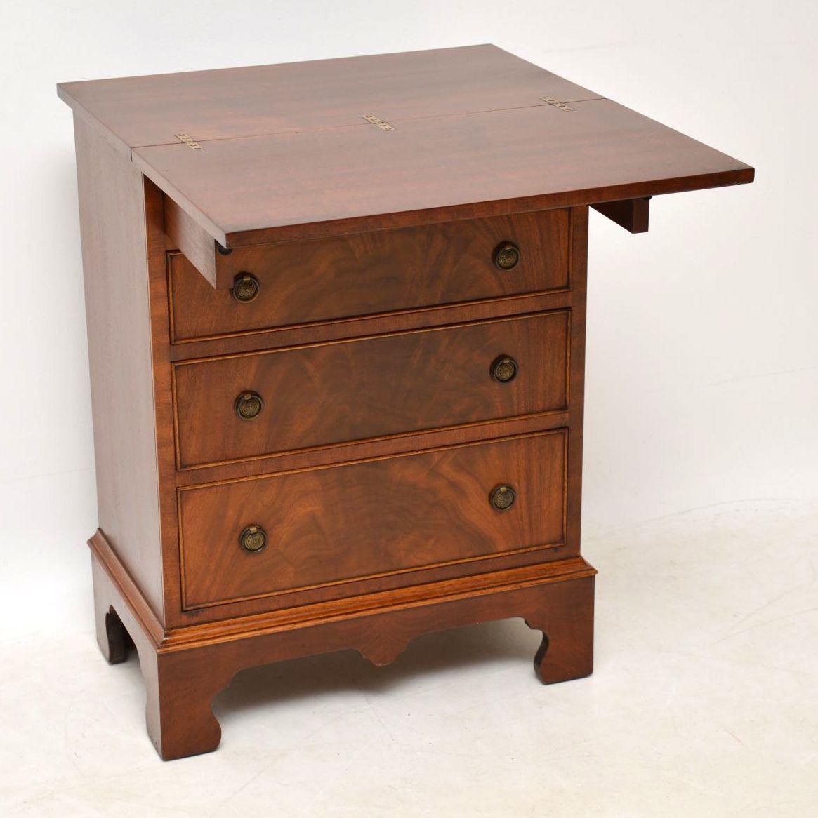 Small proportioned antique Georgian style mahogany bachelors chest on bracket feet, in good condition, having just been French polished. It’s flame mahogany on the top and drawer fronts, which have original brass handles and are graduated in depth.
