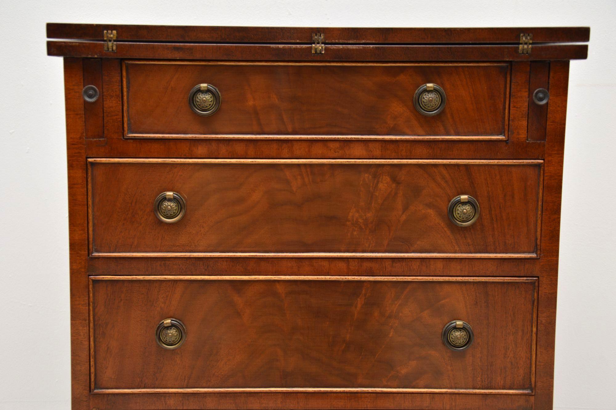 Antique Georgian Style Mahogany Bachelors Chest of Drawers In Good Condition In London, GB