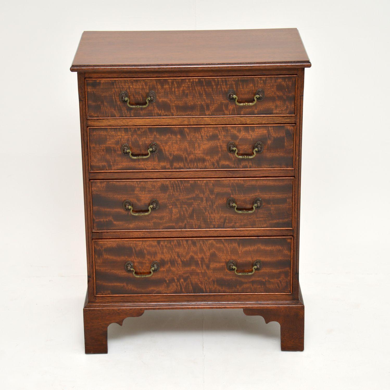 Small antique George III style mahogany chest of drawers in excellent condition and dating from circa 1950s period.

It’s a nice solidly made piece with four drawers all graduated in depth with original brass handles and sitting on bracket