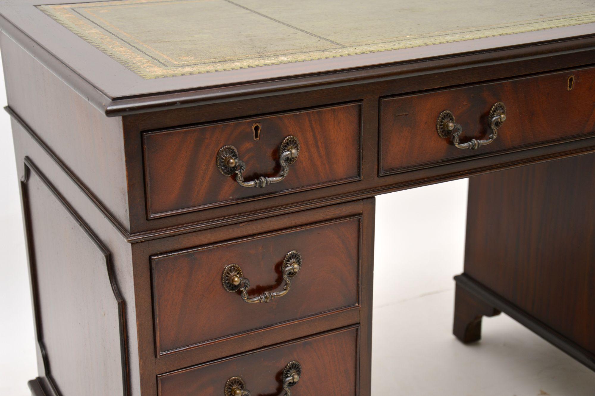Antique Georgian Style Mahogany Leather Top Pedestal Desk In Good Condition In London, GB