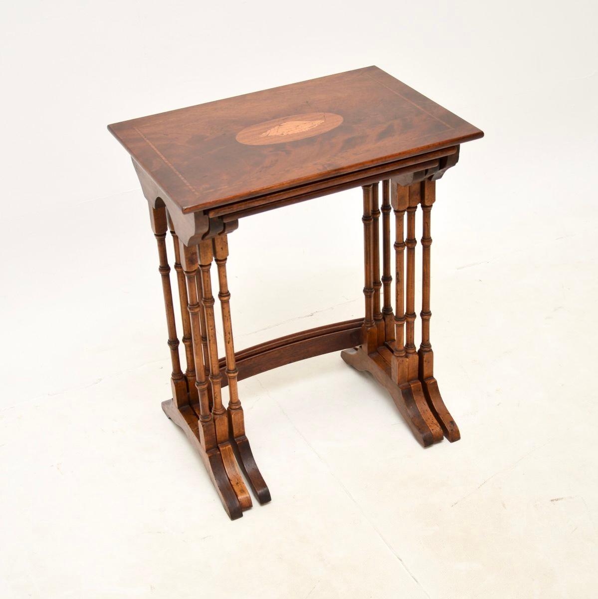 Ein schickes und sehr gut gemachtes antikes Tischnest im georgianischen Stil. Sie wurden in England hergestellt und stammen etwa aus den 1950er Jahren.

Sie sind von hervorragender Qualität und haben wunderschöne Satinholzeinlagen. Die drei Tische