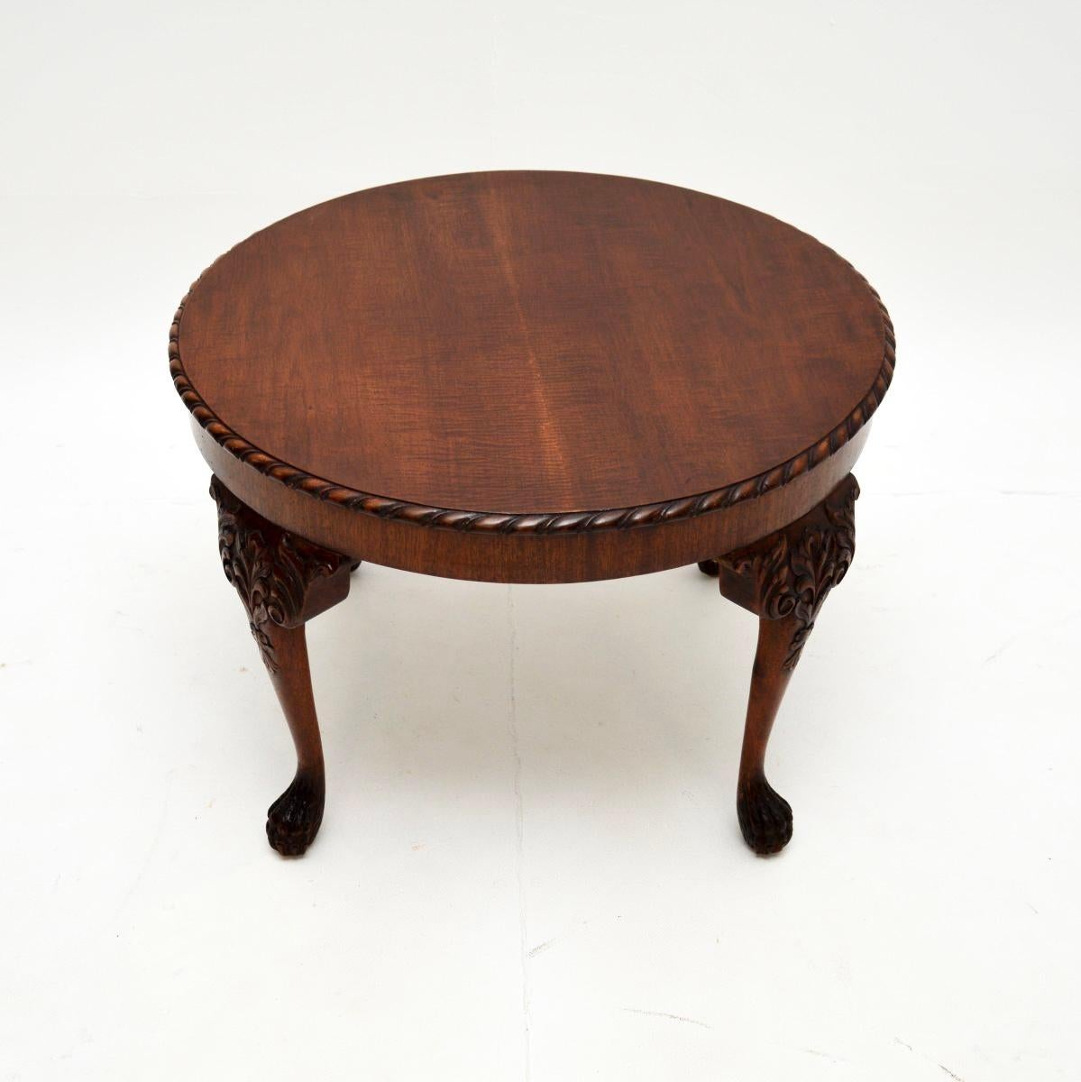 A lovely antique occasional side table / coffee table. This was made in England, it dates from around the 1900-1910 period.

It is a nice size and is of very fine quality. The circular top has a gadrooned edge, this sits on cabriole legs with
