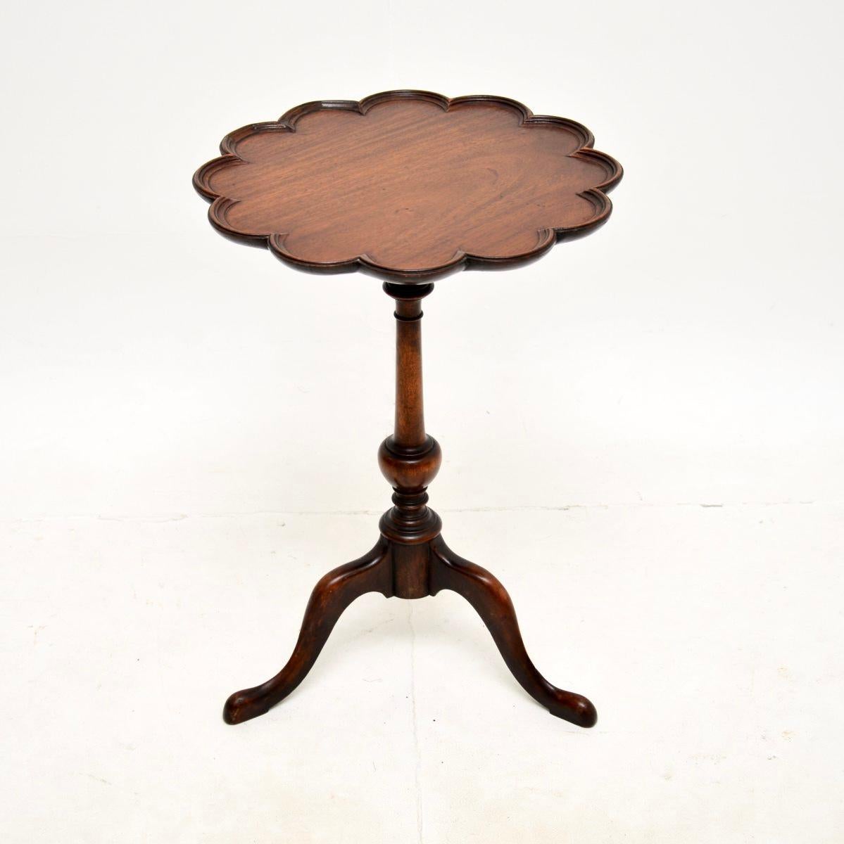 A beautiful and very well made antique occasional side table. This was made in England, it dates from around the 1900-1910 period.

It is of superb quality, with a lovely flower shaped top sitting on a tripod base. The wood has a gorgeous patina and