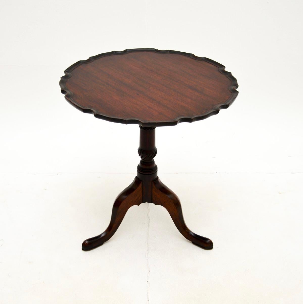 A beautiful and very well made antique occasional side table. This was made in England, it dates from around the 1900-1910 period.

It is of superb quality, with a lovely raised pie crust shaped top sitting on a solid tripod base. The wood has a