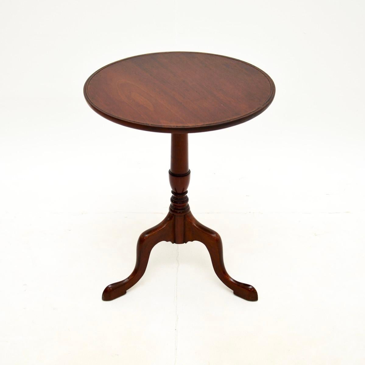 A beautiful and very well made antique occasional side table. This was made in England, it dates from around the 1900-1910 period.

It is of superb quality, it has a lovely circular top with a slightly raised lipped edge, sitting on a solid tripod