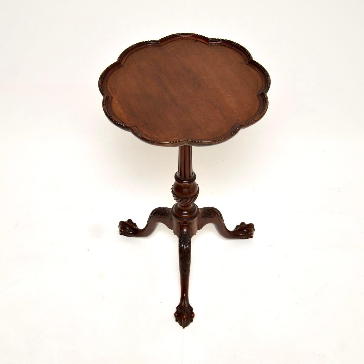 Georgien Table d'appoint ancienne de style géorgien en vente