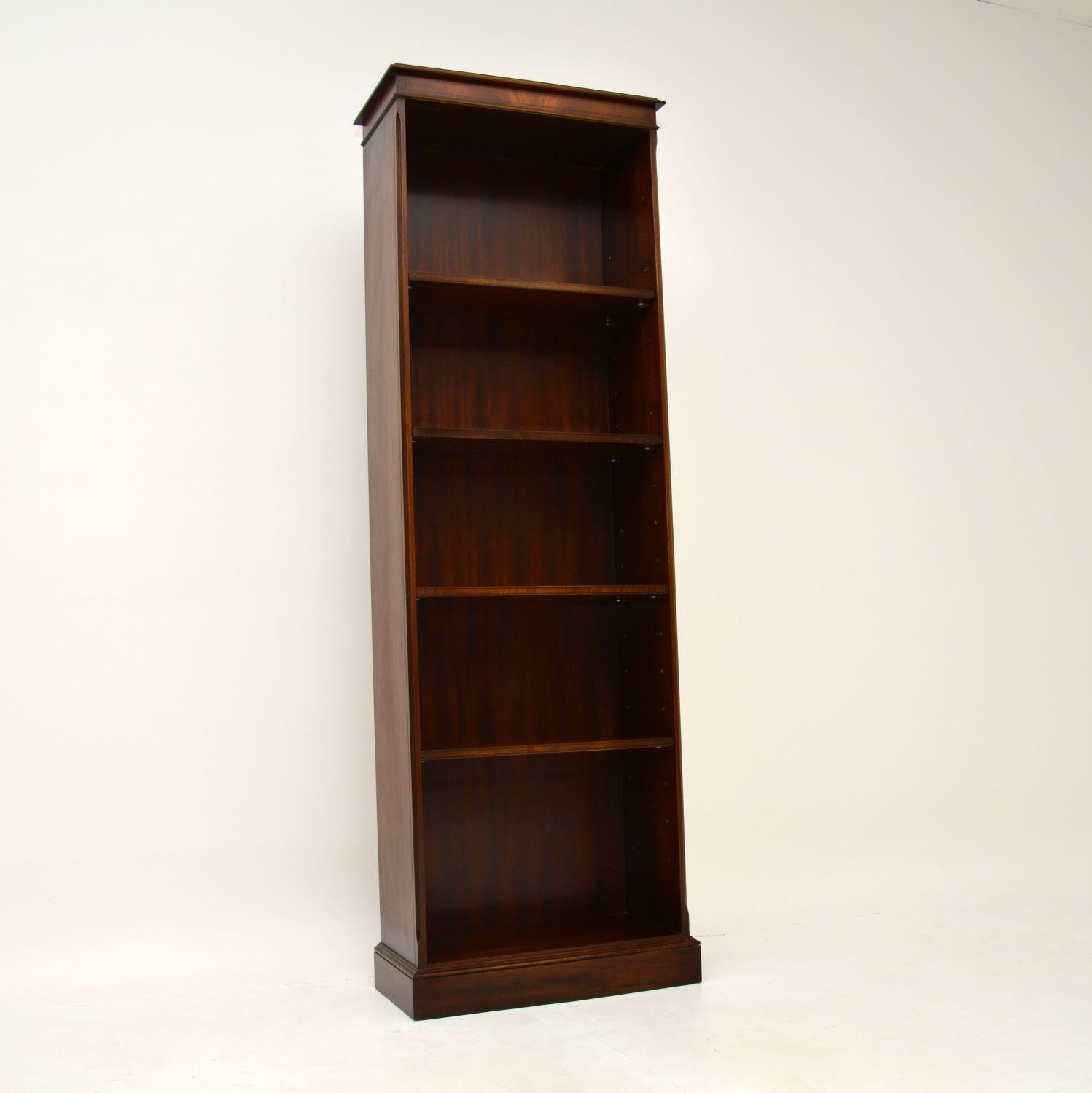 A smart and very useful slim open bookcase in the antique Georgian style. This was made in England, it dates from around the 1960’s.

It is of fantastic quality, with four adjustable and removable shelves. The size is very useful, it takes up very