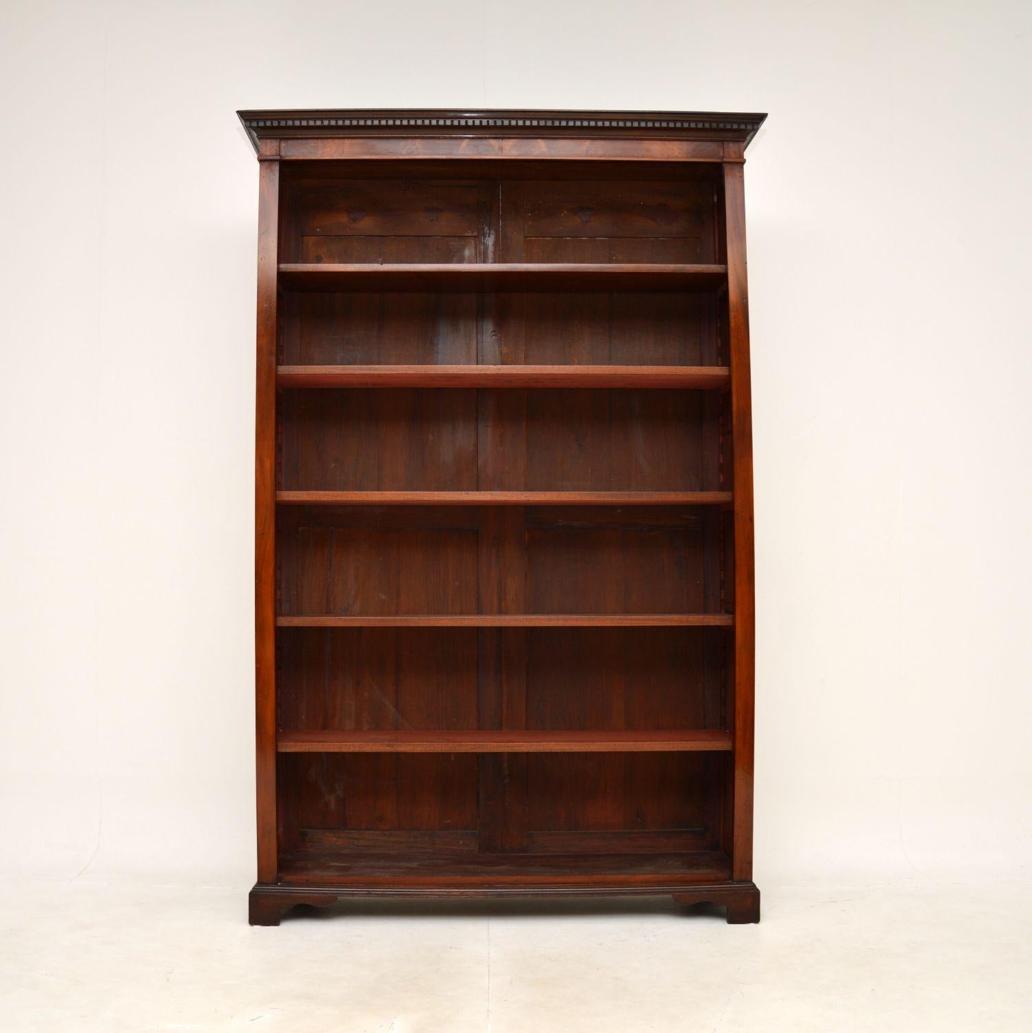 A large and impressive antique open bookcase. This was made in England, we would date it from around the 1890-1910 period.

It is of very fine quality, with five adjustable shelves offering lots of storage space. This has a lovely dental moulded