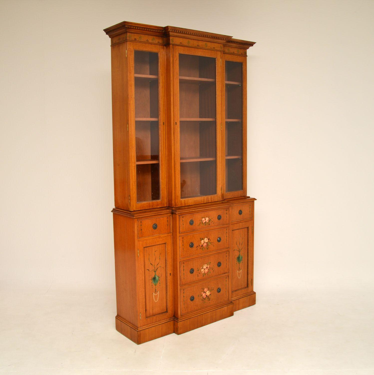 Antique Georgian Style Painted Satinwood Bookcase In Good Condition For Sale In London, GB