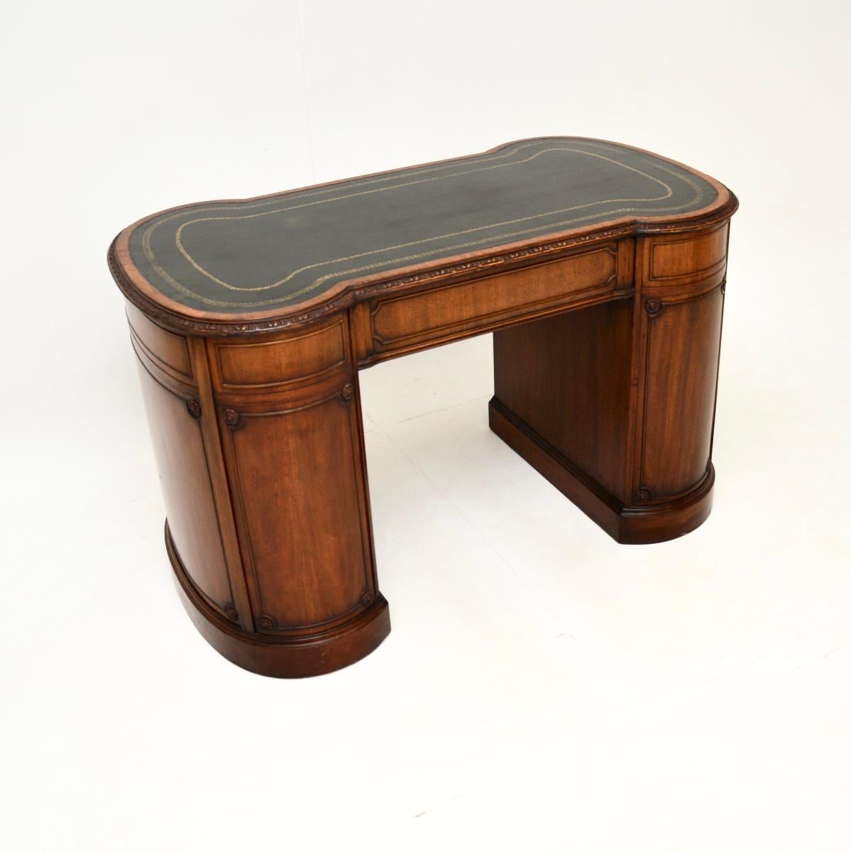 Un escritorio de pedestal antiguo de estilo georgiano, elegante y muy bien hecho. Fabricado en Inglaterra, data aproximadamente de los años treinta.

Es de muy buena calidad y tiene un diseño soberbio, con un frente y un reverso en forma de