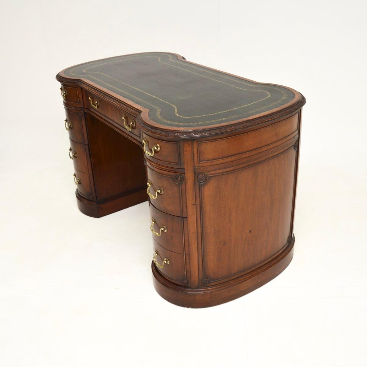 Escritorio antiguo de pedestal de estilo georgiano mediados del siglo XX en venta