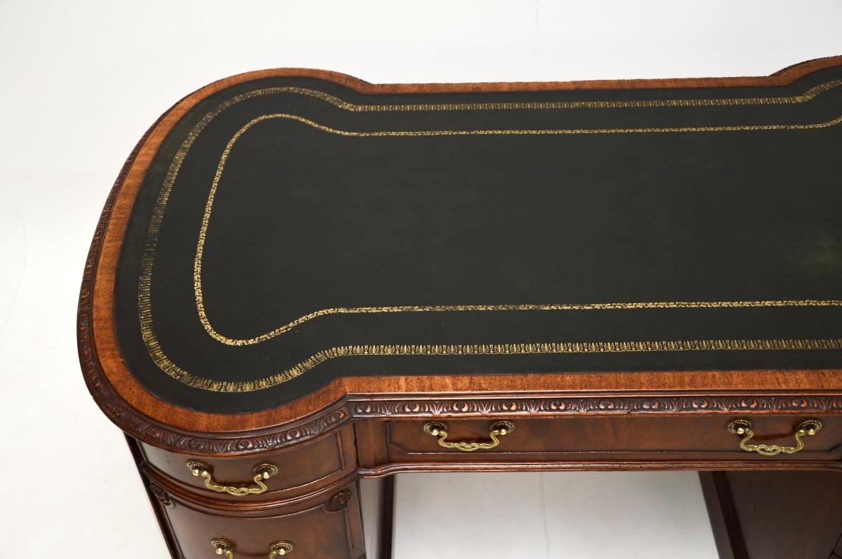 Escritorio antiguo de pedestal de estilo georgiano Cuero en venta