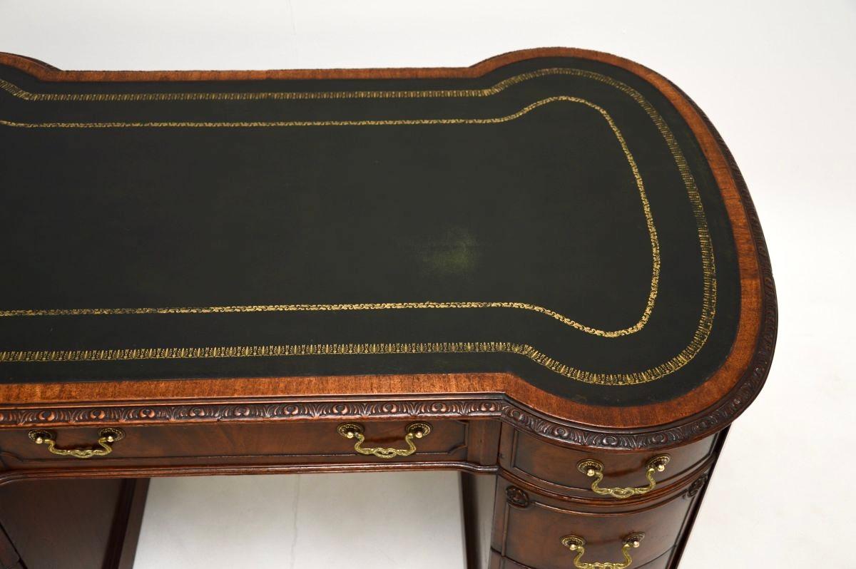 Escritorio antiguo de pedestal de estilo georgiano en venta 1