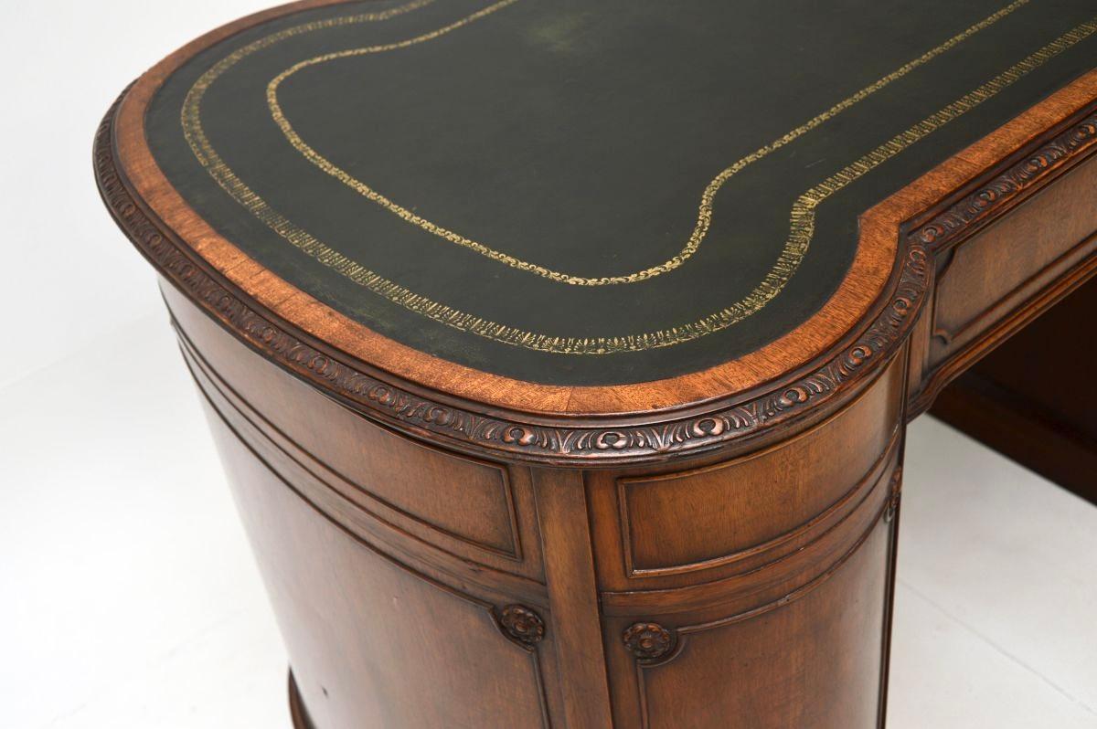 Escritorio antiguo de pedestal de estilo georgiano en venta 2