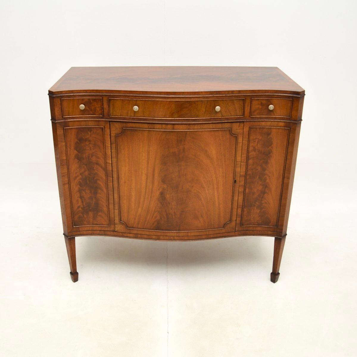 Un bellissimo mobile antico a serpentina su gambe in stile georgiano. Questo modello è stato realizzato in Inghilterra e risale al periodo 1900-1910.

È di qualità eccellente e ha un design molto elegante. C'è una porta centrale pannellata,