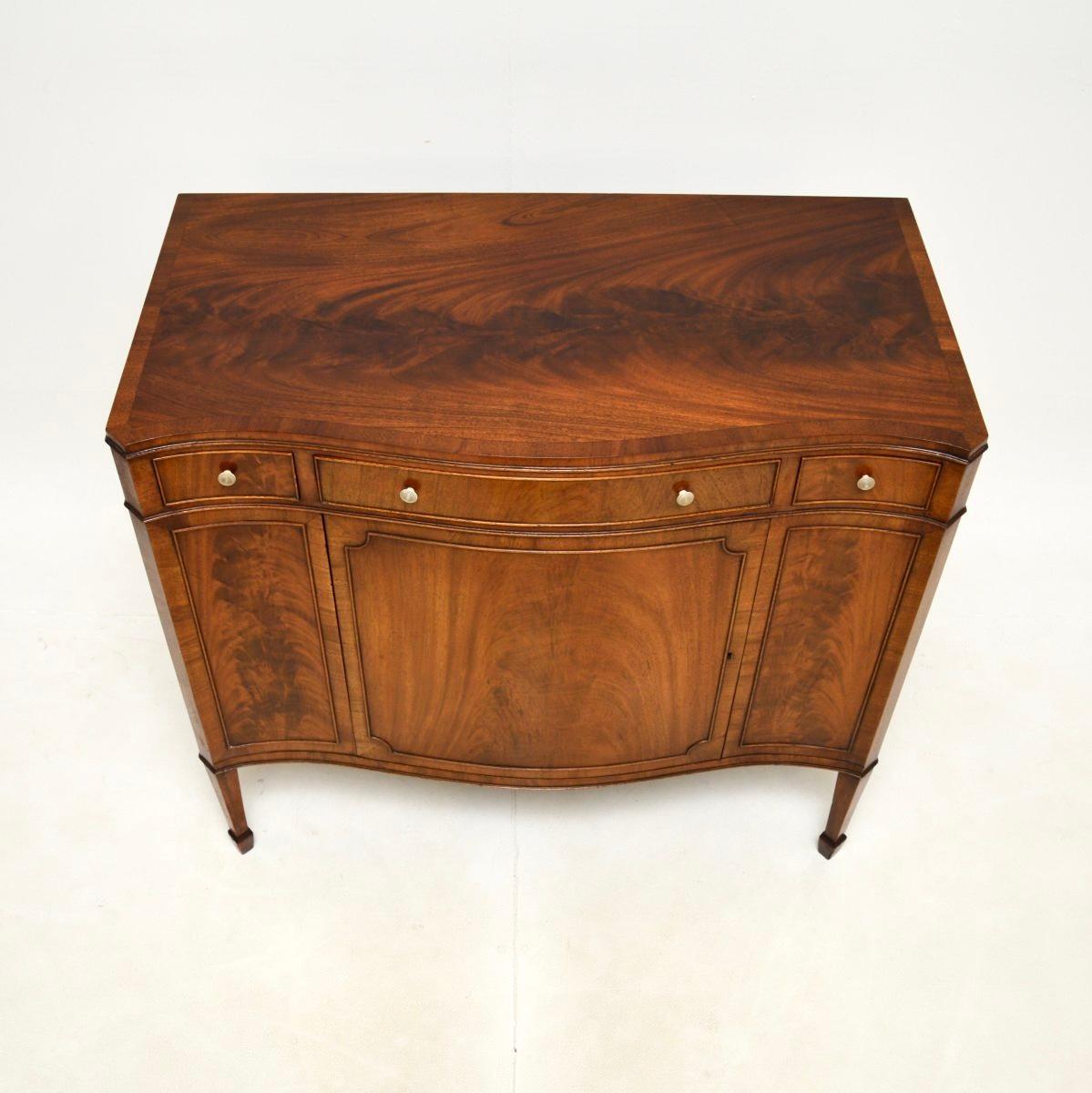 Legno Antico mobile a serpentina su gambe in stile georgiano in vendita