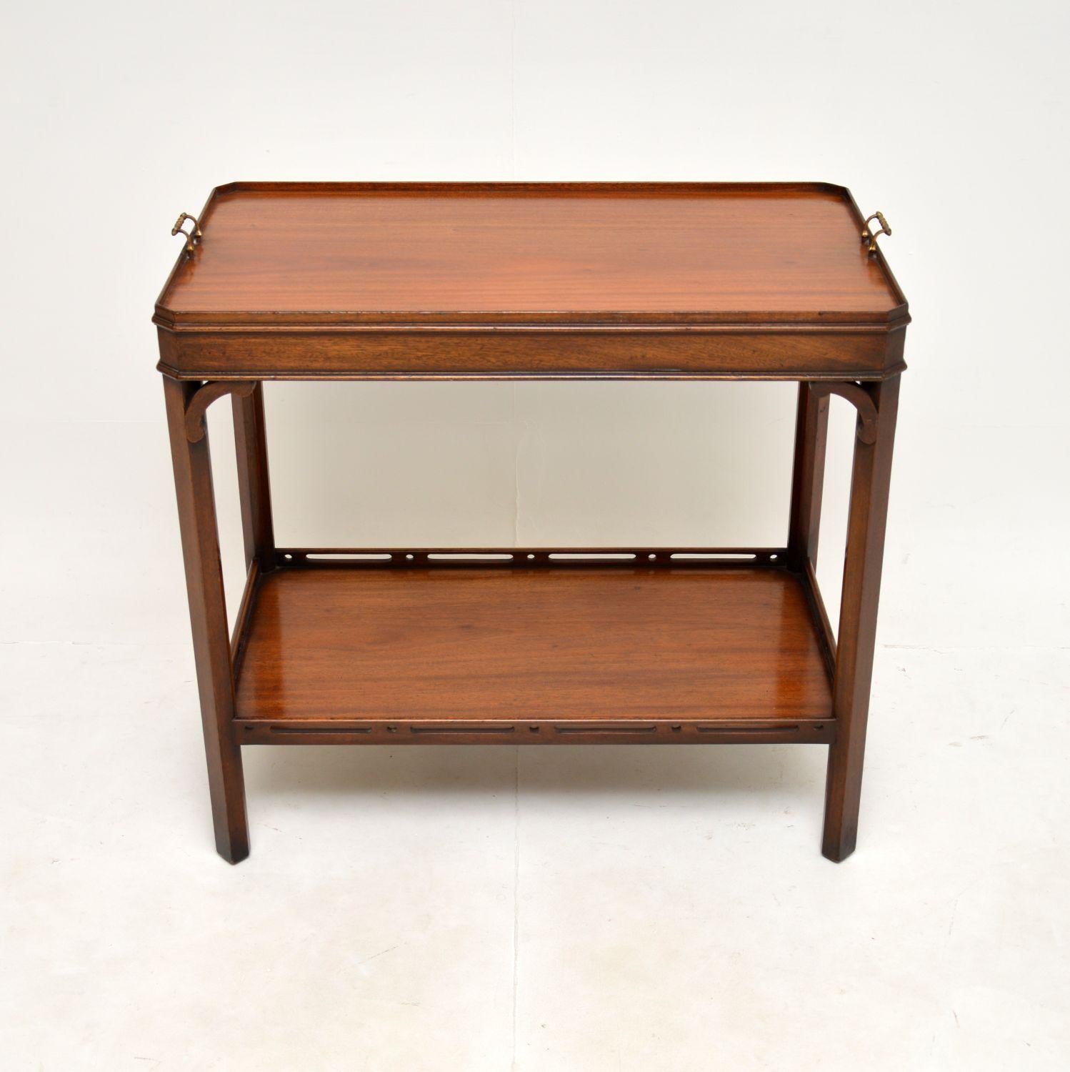 Une belle table d'appoint ancienne, fabriquée en Angleterre et datant des années 1950.

Cette table est d'une qualité fantastique et d'une taille utile, idéale pour une utilisation en tant que console / table de service ou table d'appoint