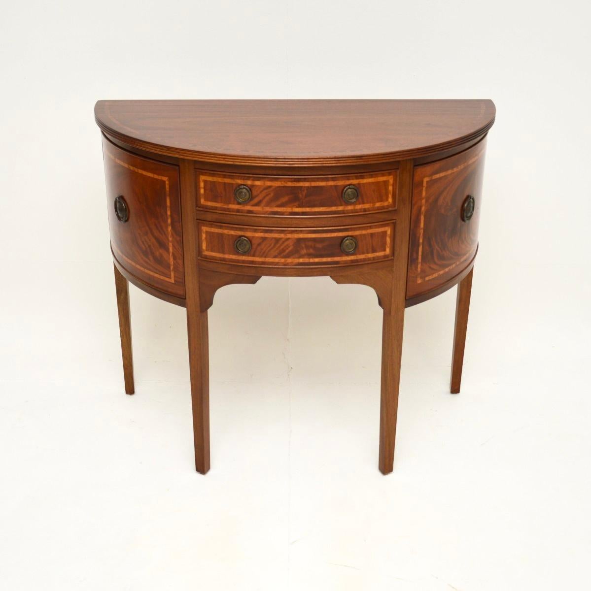 Ein fantastisches antikes Sideboard im georgianischen Stil. Es wurde in England hergestellt und stammt etwa aus den 1950er Jahren.

Es ist von sehr guter Qualität, schön gemacht und hat eine tolle Größe. In der Mitte befinden sich zwei Schubladen,