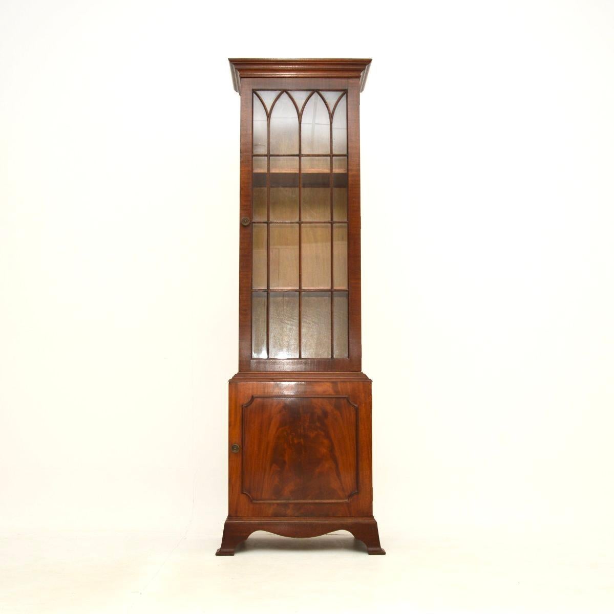 Una librería esbelta antigua de estilo georgiano, elegante y muy útil. Fabricado en Inglaterra, data aproximadamente de los años cincuenta.

La calidad es excelente, tiene un diseño elegante y muy práctico. La parte superior acristalada contiene