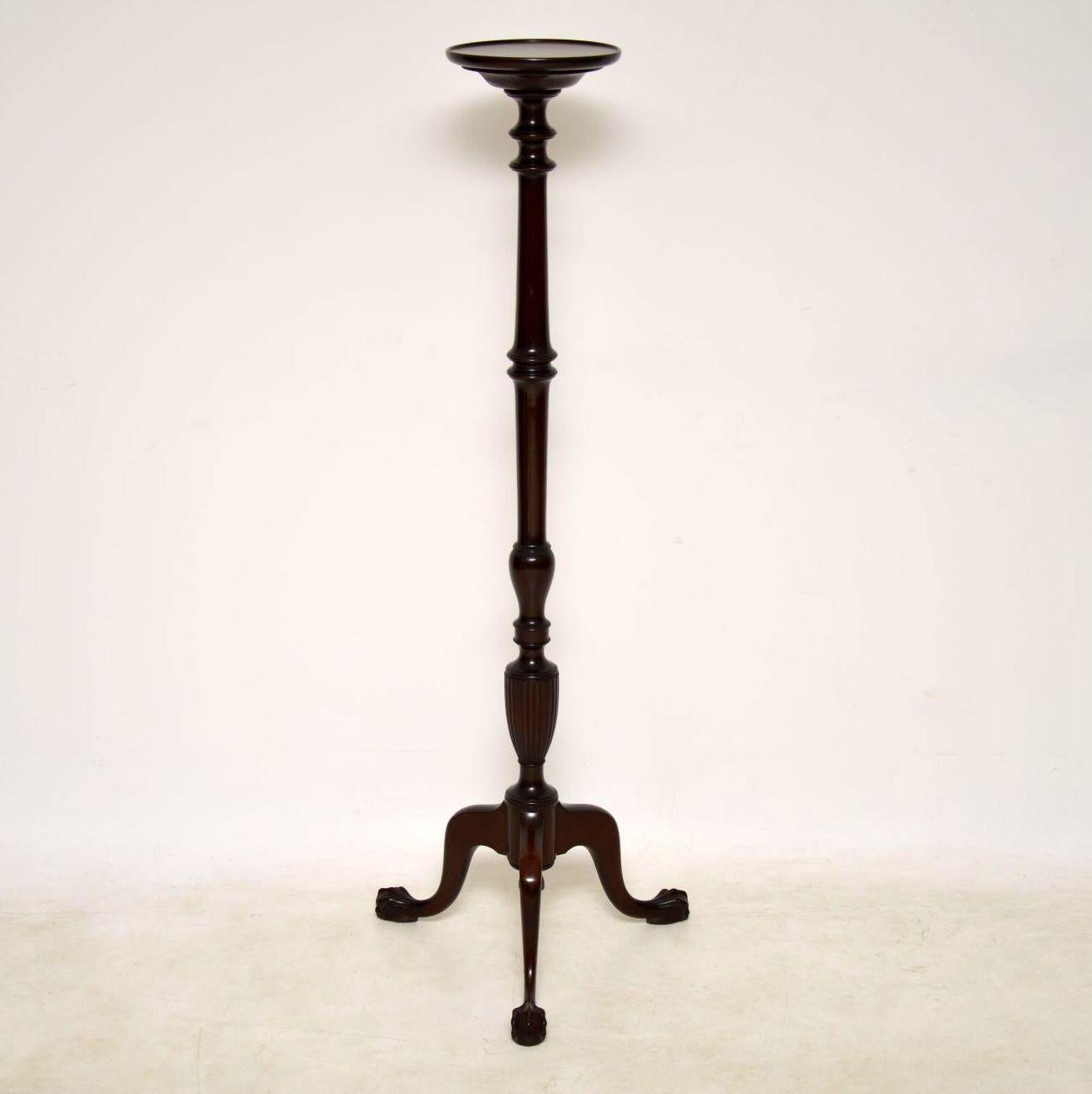 Antique Georgian style torchere in lovely condition & dating from around the 1920’s period. It has a nicely turned column with plenty of twists & turns all the way down. The tripod legs have ball & claw feet.

Measure: Width base – 21 inches, 53
