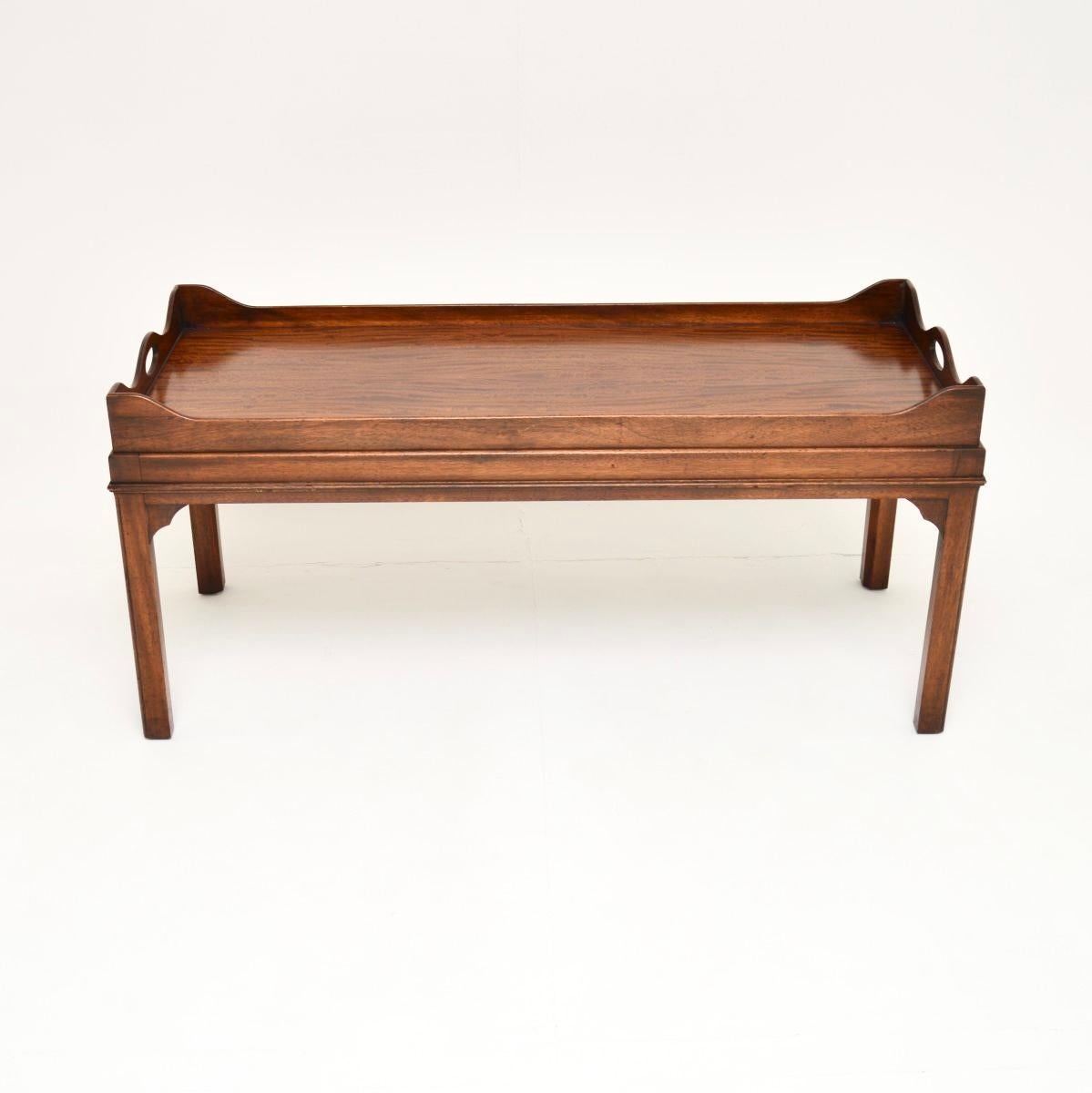 A smart and beautifully made antique Georgian style tray top coffee table. This was made in England, it dates from around the 1950’s.

The quality is superb, this is a great looking item and it is a very useful size. The top has a shaped raised edge