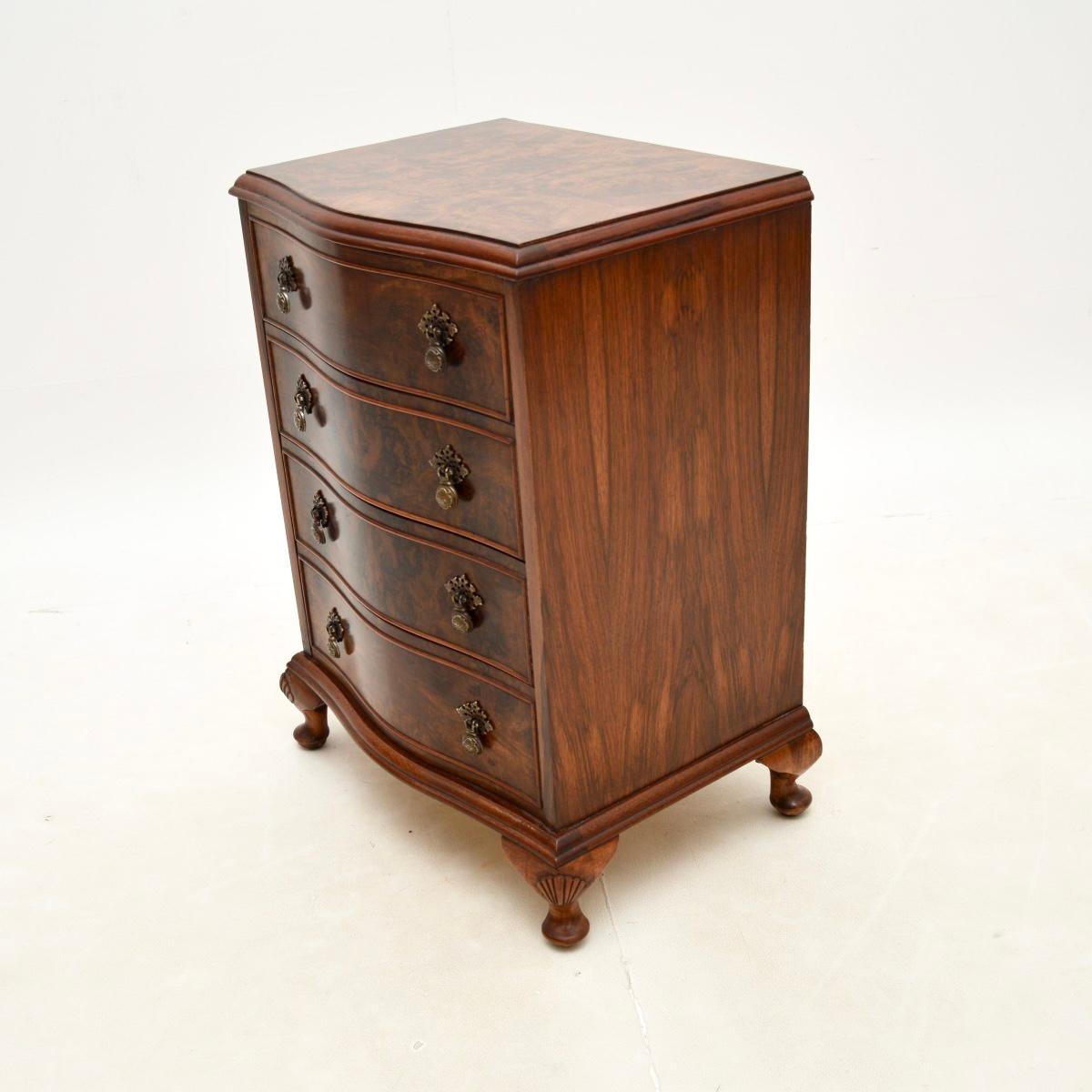 Antique Georgian Style Walnut Bedside / Side Chest of Drawers In Good Condition In London, GB