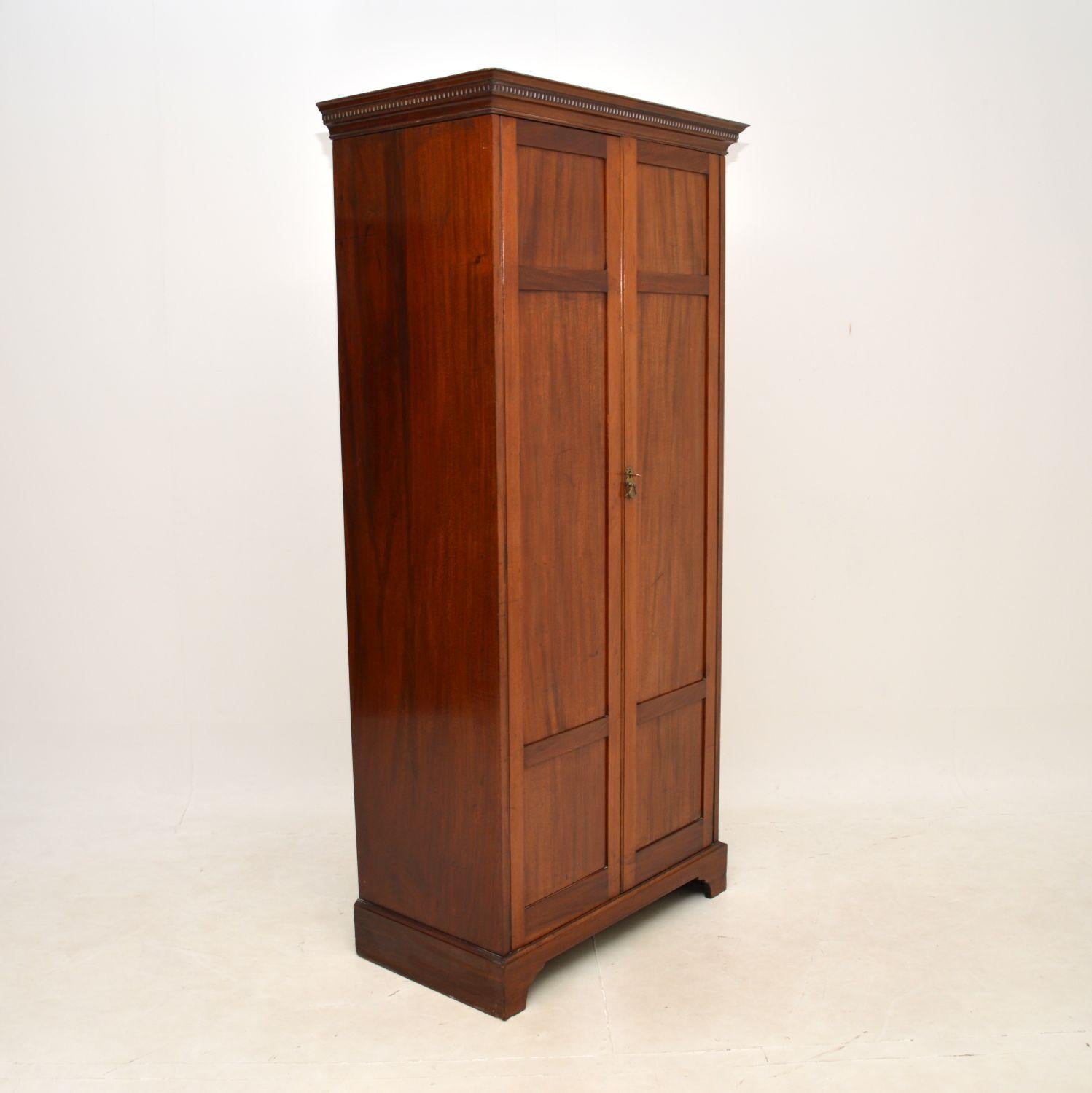 A wonderful antique wardrobe / hall cupboard. This was made in England, it dates from the 1900-1910 period.

The quality is outstanding, this is beautifully made with paneled doors, bracket feet and dental molding under the cornice. It is a very