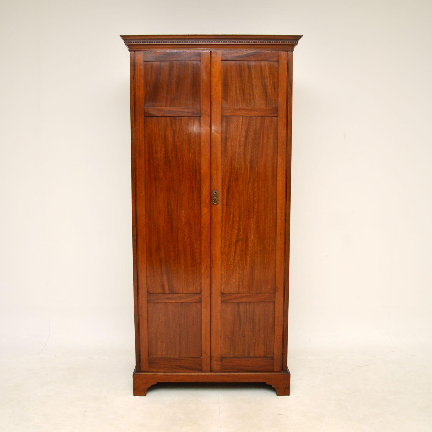 A wonderful antique wardrobe / hall cupboard. This was made in England, it dates from the 1900-1910 period.

The quality is outstanding, this is beautifully made with paneled doors, bracket feet and dental molding under the cornice. It is a very